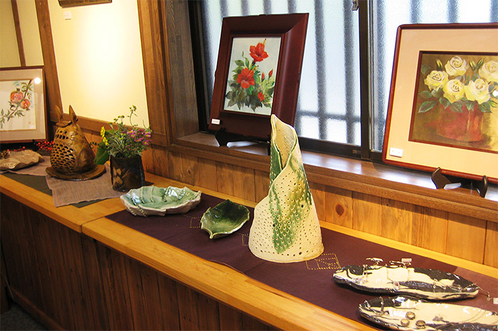 Ceramics by Tamie Asakawa (near side), Chigiri-e by Michiko Yamagishi (back)